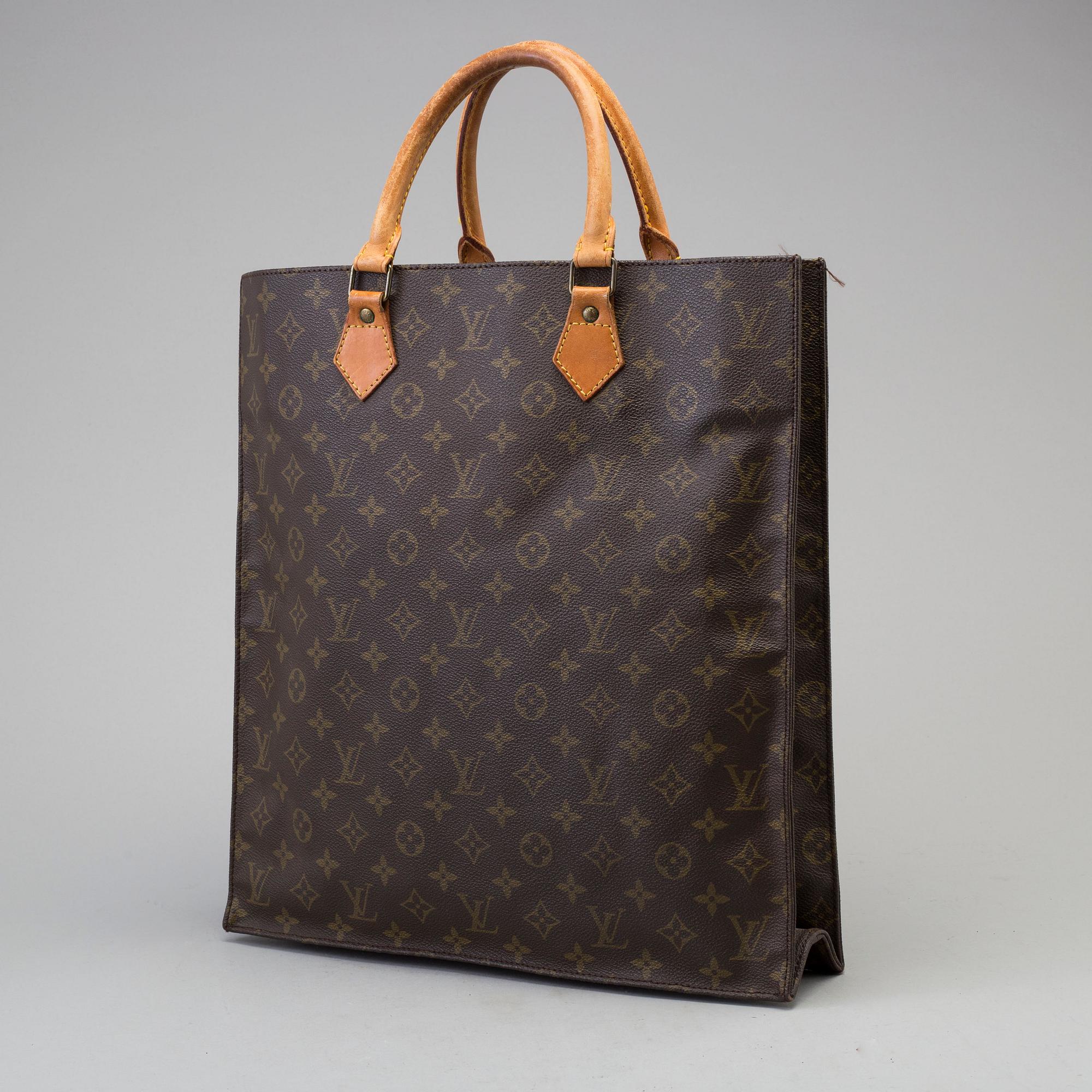 A Louis Vuitton "Sac Plât" bag.
