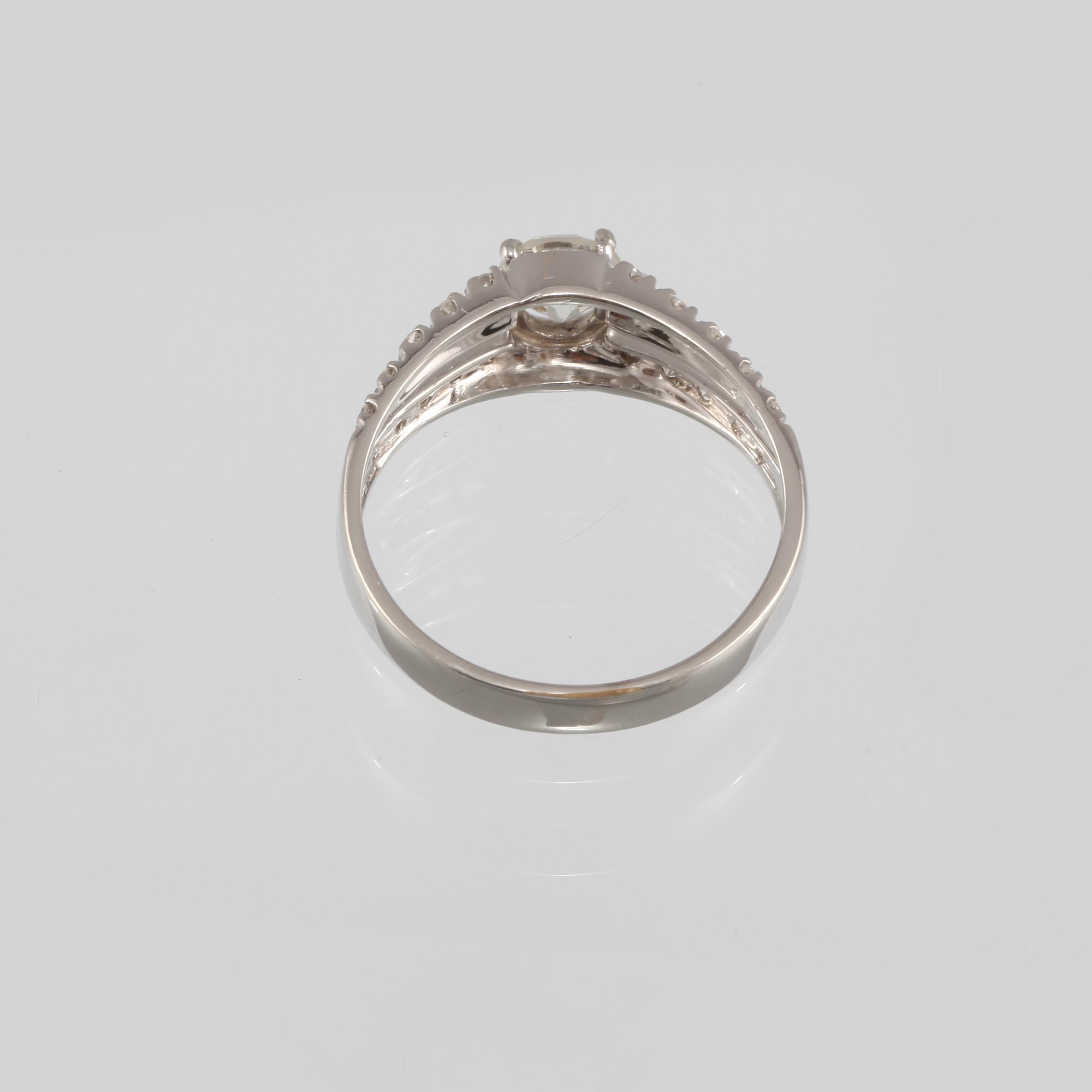 RING, 18K vitguld med briljantslipad diamant ca 0.70 ct samt 20 åttkantslipade diamanter. Vikt 3,7 gram.