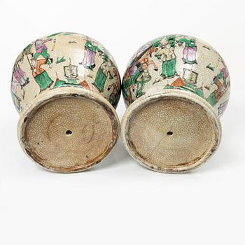 Urnor, ett par, Kina, Qingdynastis slut/omkring år 1900.