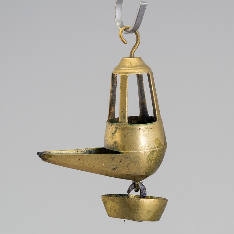 AN 18TH CENTURY BRONZE OIL LAMP.