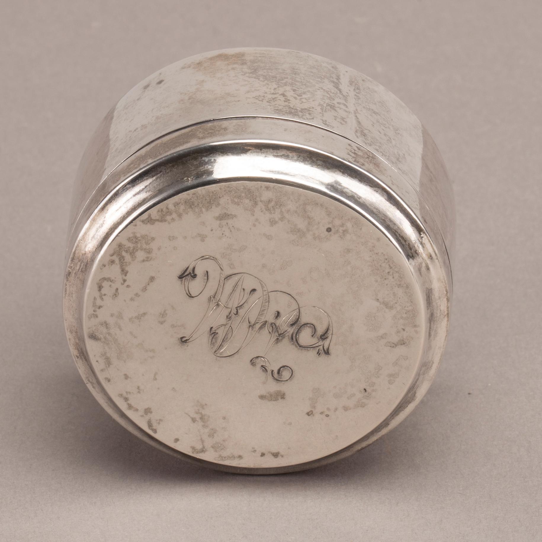JOHAN GUSTAV HENTZELL dosa silver delvis förgylld, Kalmar 1903 medföljer två engelska dosor.