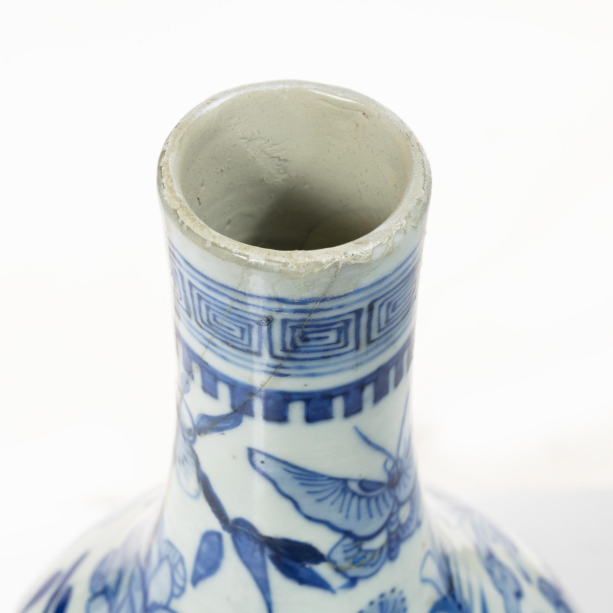 A blue and white kalebass shaped vase, Qing dynasty, 19th century.