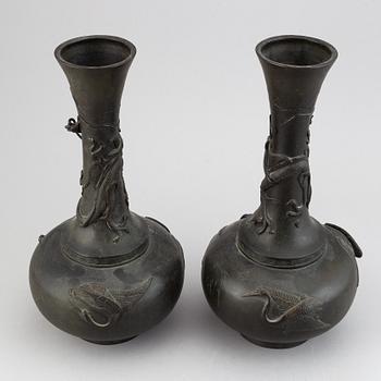 A pair of Japanese bronze vases, Meiji period (1868-1912).