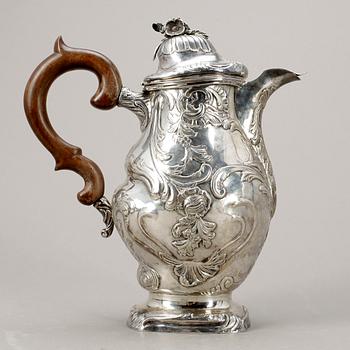 KAFFEKANNA, silver, nyrokoko, Gustav Möllenborg, Stockholm, 1823-1850. Vikt 1158 gram.