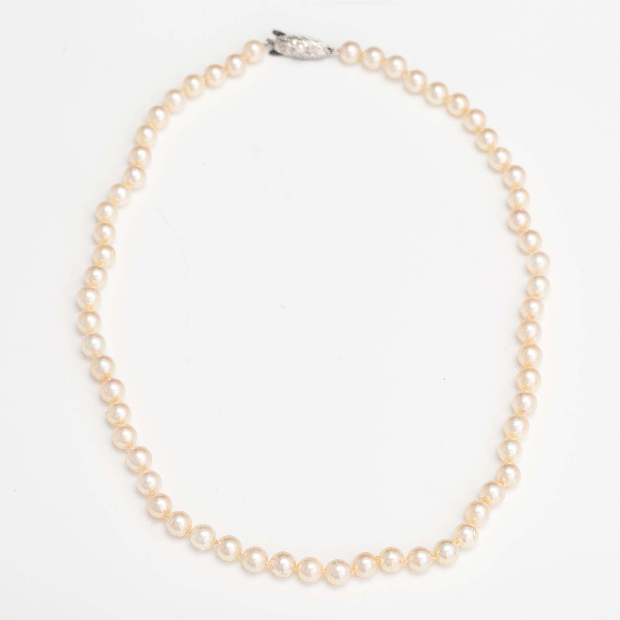 Helminauha, viljellyt helmet, metallilukko.