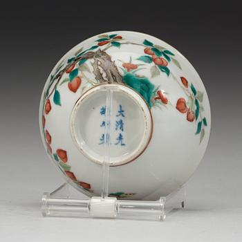 A famille rose bowl, late Qing dynasty, circa 1900.