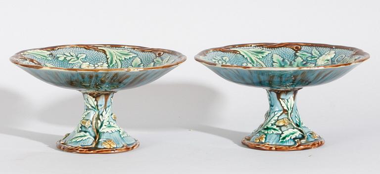 FAT PÅ FOT, ett par. Majolika. Rörstrand.