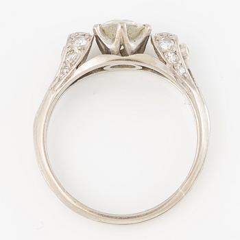 Ring, CG Hallberg, 18K guld med en rund briljantslipad diamant och åttkantslipade diamanter.