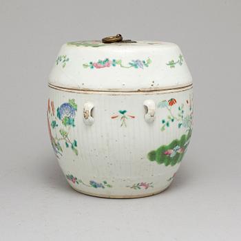 A large famille rose porcelain jar with cover, Qing dynasty, circa 1900.