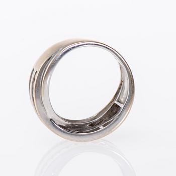 RING, 18K vitguld, briljant- och baguetteslipade diamanter tot. 0,75 ct. Sammanlagd vikt 7,0 g.