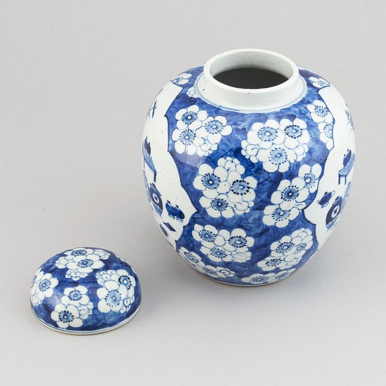 A blue and white jar with cover, Qing dynasty late 19th/early 20th century.