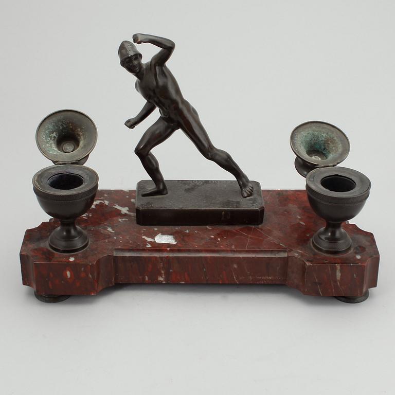 BORDSUPPSATS, marmor och brons, empiretyp, 1800-tal, bär otydl. signatur.