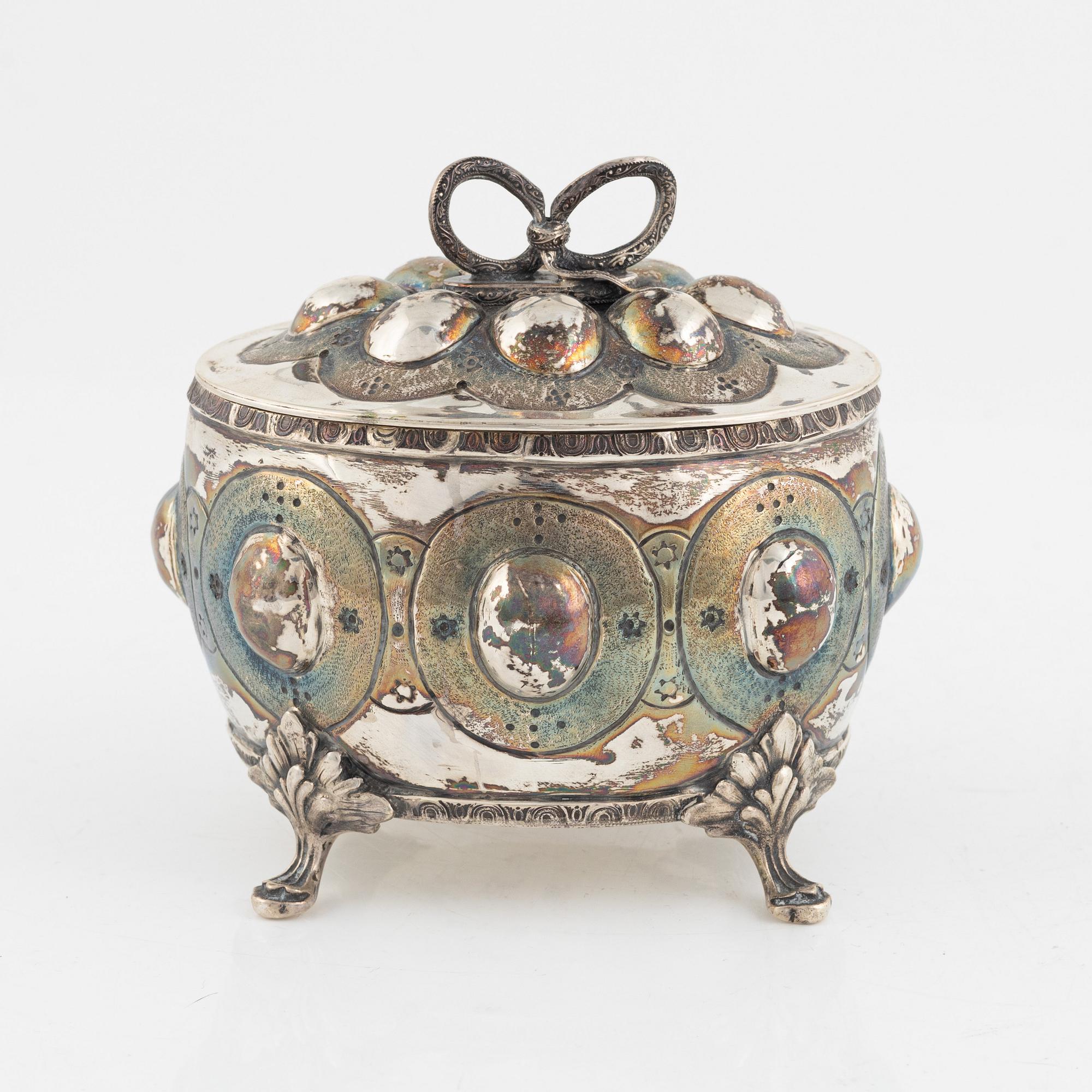 Presenterfat, skål samt sockerskrin med lock, silver, barockstil, 1900-tal.
