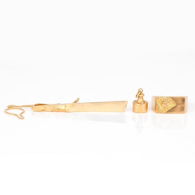RING, SLIPSKLÄMMA, samt BERLOCK, 18K guld.