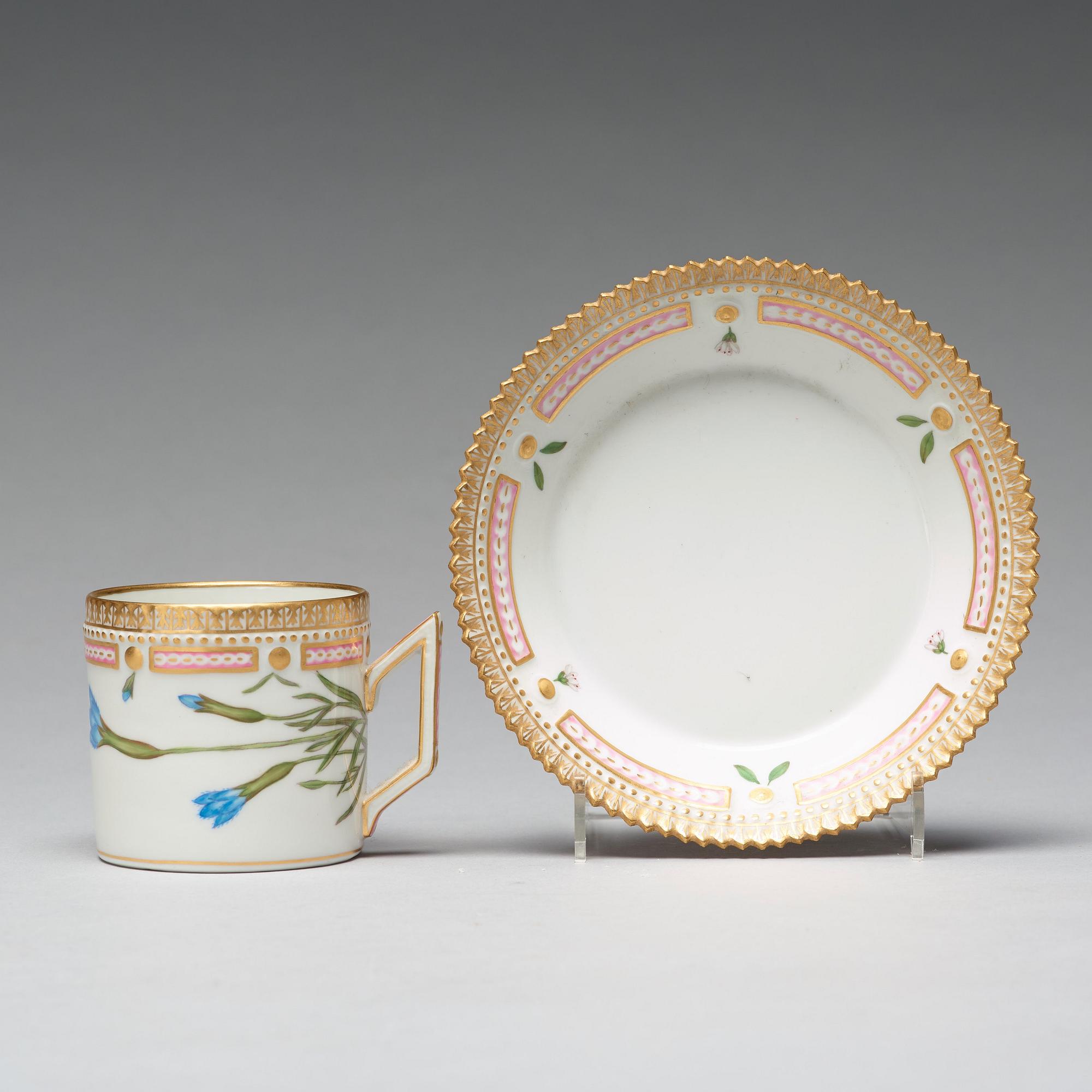 KAFFEKOPPAR med FAT, åtta stycken, porslin. "Flora Danica", Royal Copenhagen, Danmark.