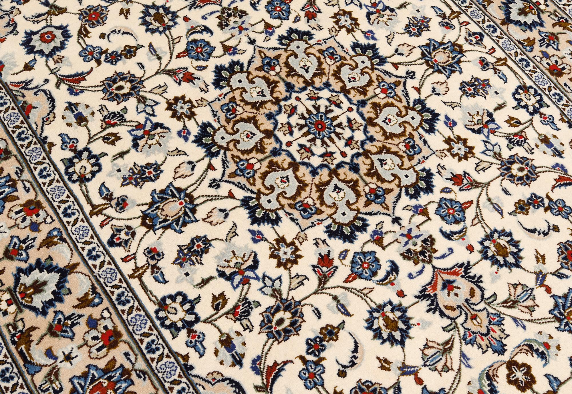 A Kashan carpet, ca 250 x 150 cm.