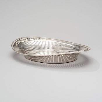 FABERGÉ BRÖDKORG, silver, St.Petersburg 1908-1917, vikt 934 g.