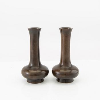 Vases, a pair of Japanese bronze from the first half of the 20th century.