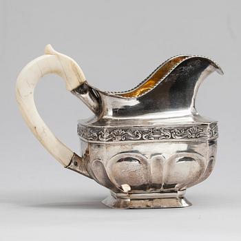 MJÖLKKANNA, silver, Ryssland, Moskva 1848, total vikt 167 g.