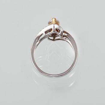 RING, 18K guld och vitguld med briljantslipade diamanter ca 0.33 ct samt navettslipad diamant ca 1.00 ct. Vikt 4,3 gram.