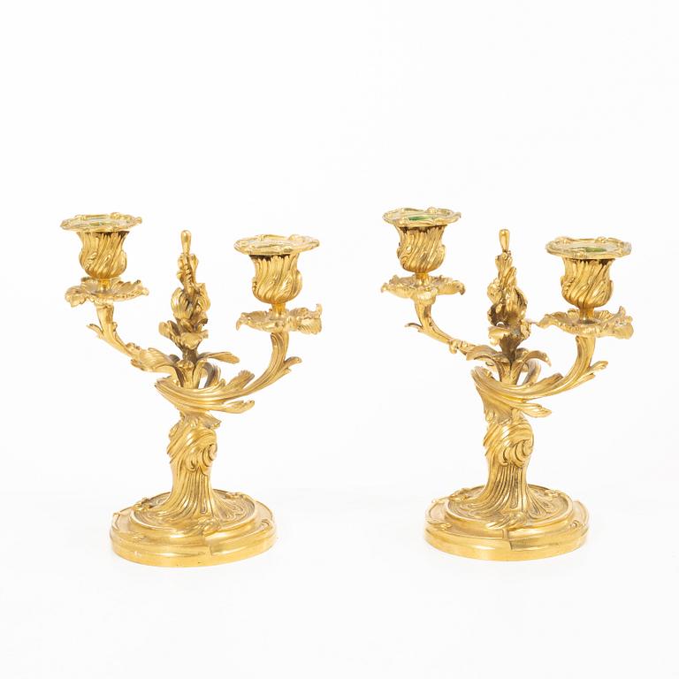 Kandelabrar, ett par, Louis XV-stil, Frankrike, sent 1800-tal.