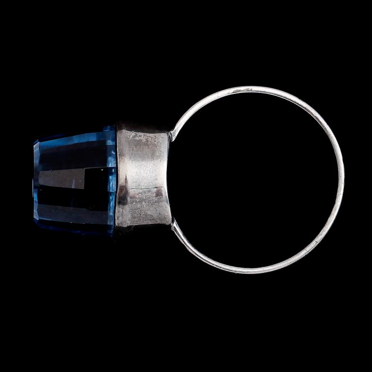 RING, silver och fasettslipad sten, 1900-talets andra hälft. Total vikt ca 7 g.