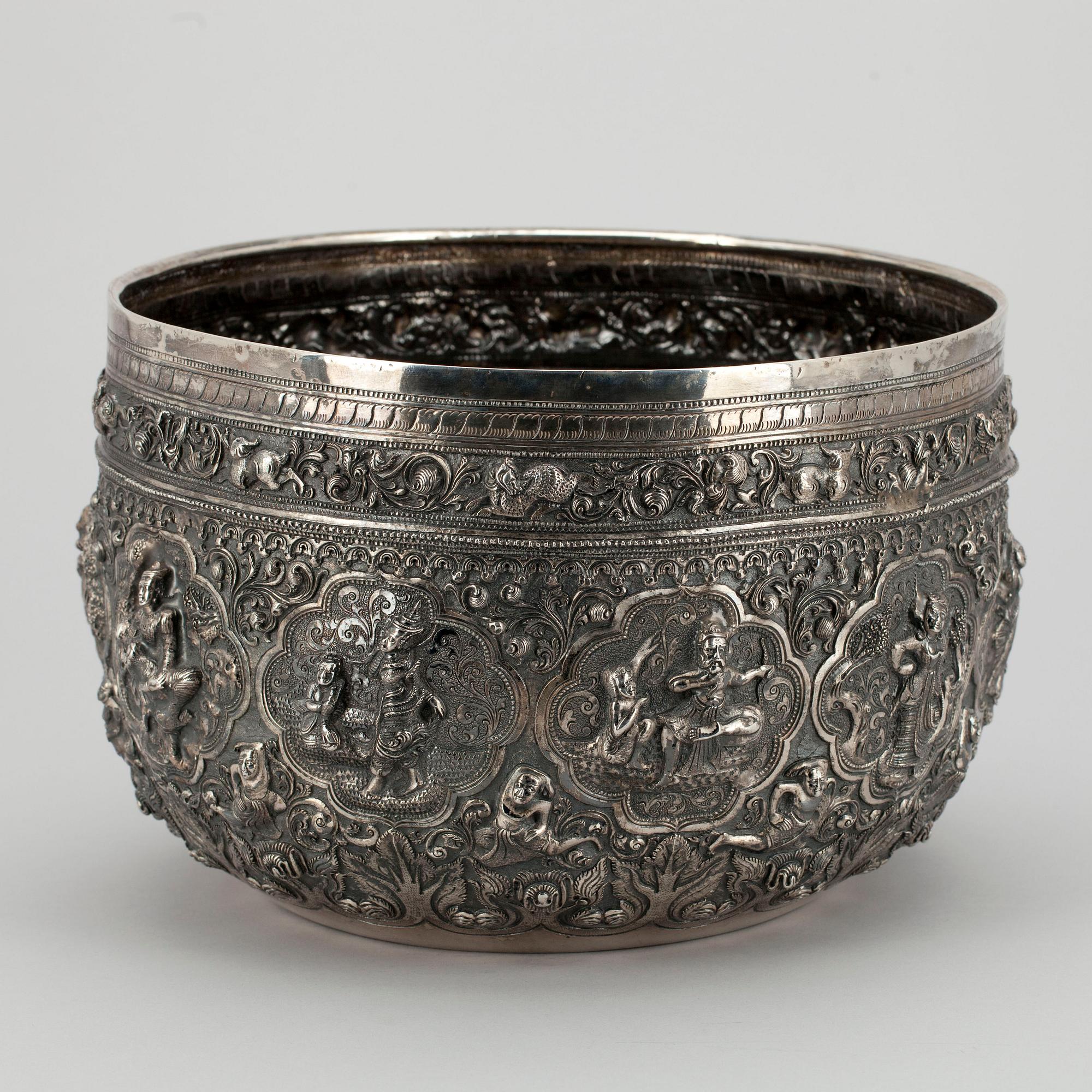 SKÅL, silver, troligen Indien. 1900-talets första hälft. Vikt 2067 g.