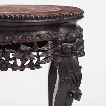 Bord, ett par, hardwood med infälld marmorskiva. Kina, omkring 1900.