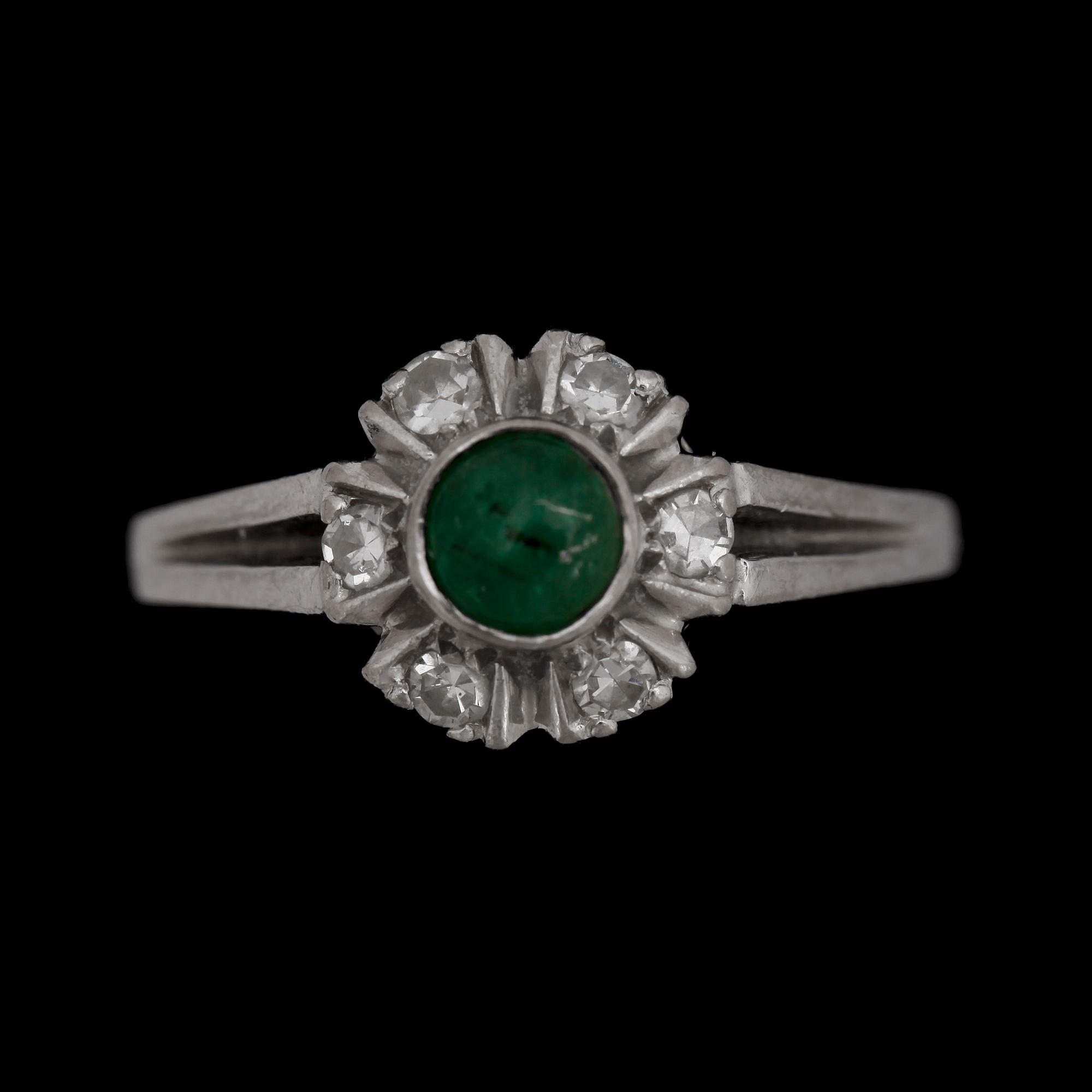 RING, 18k vitguld med åttkantsslipade diamanter tot ca0,18ct och cabochonslipad smaragd. Sverige, 1966. Vikt 3,9g.
