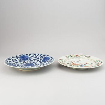 A set with two famille rose serving dishes, six odd plates, and a box with cover, Qing dynasty, 18th/19th Century.