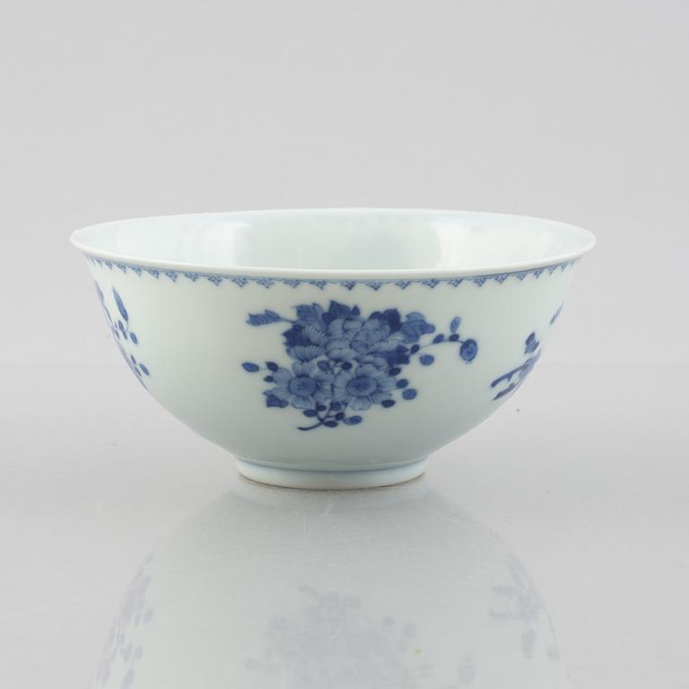 A group of three Chinese blue and white porcelain bowls, late Qing dynasty / early 20th century.