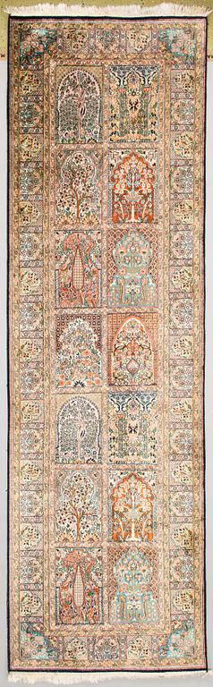 Gallerimatta, part-silk, Kashmir. Ca 315x95 cm.