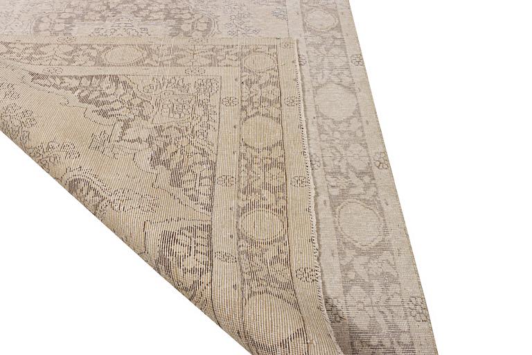 An Ushak capet, c. 279 x 188 cm.