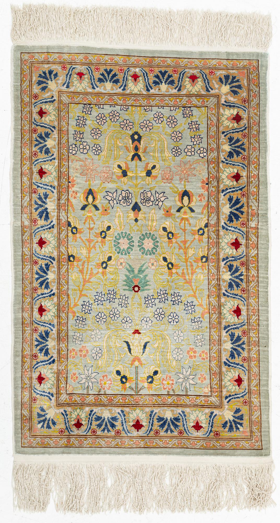 A silke Hereke, ca 77 x 50 cm.