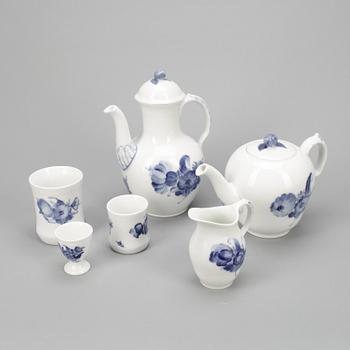 SERVISDELAR, 131 delar + 33, porslin, "Blå Blomst", Royal Copenhagen, 1900-tal.