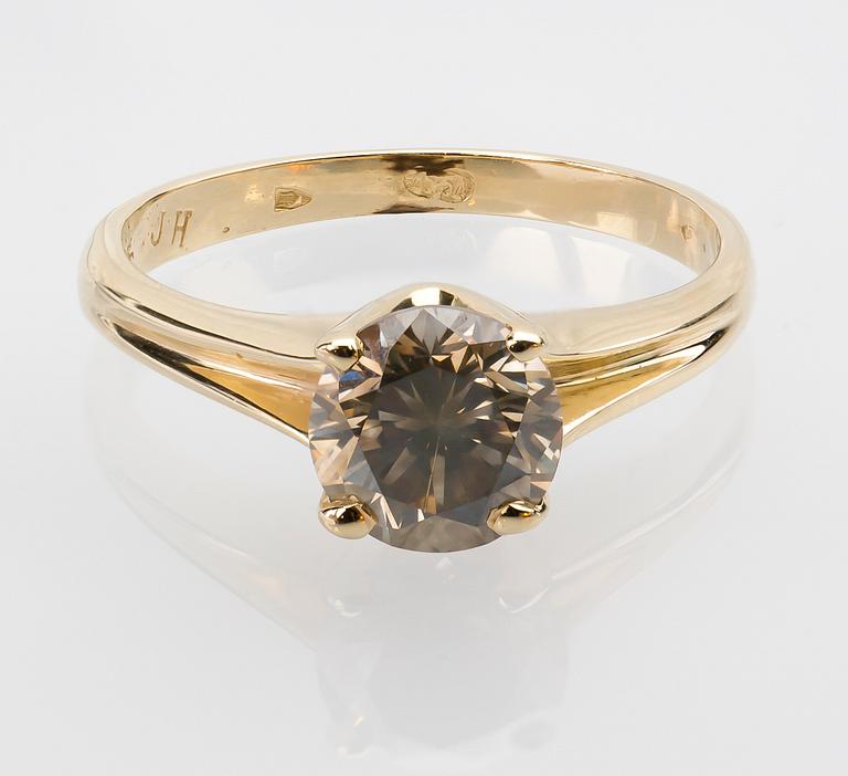RING, 14K guld med brun briljantslipad diamant ca 1.42 ct. Vikt ca 3,4 g.