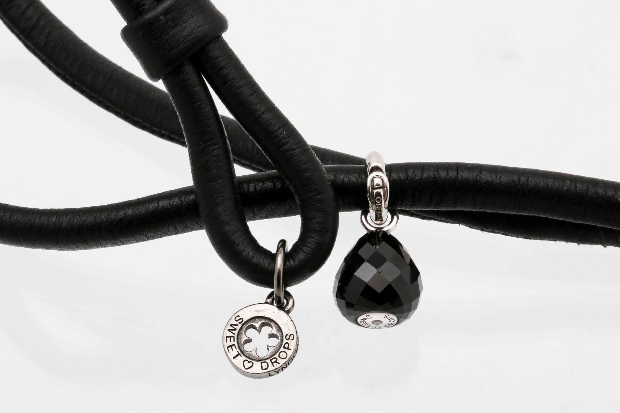 Ole Lynggaard, armband läder med avtagbart hänge i 18K vitguld och onyx.
