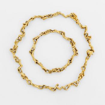 398. An 18K gold necklace and bracelet.