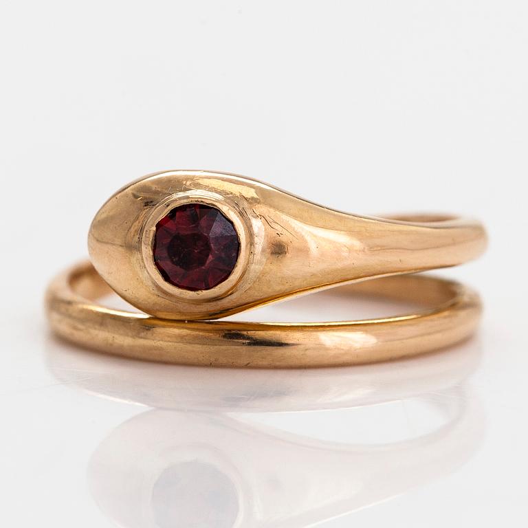 Leevi Nygren, ring, 18K guld och granat. Kalevala Koru, Helsingfors 1953.