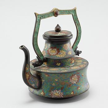 A Japanese cloisonné pot, circa 1900.
