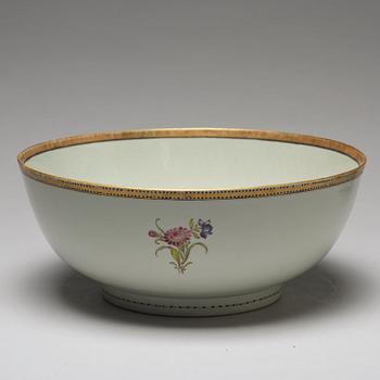 A pair of famille rose punch bowls, Qing dynasty, 18th Century.