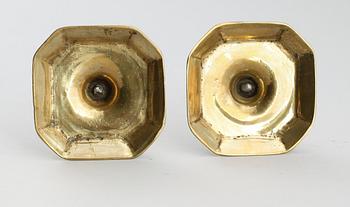 LJUSSTAKAR, 1 par, mässing, barock, 1700-tal.