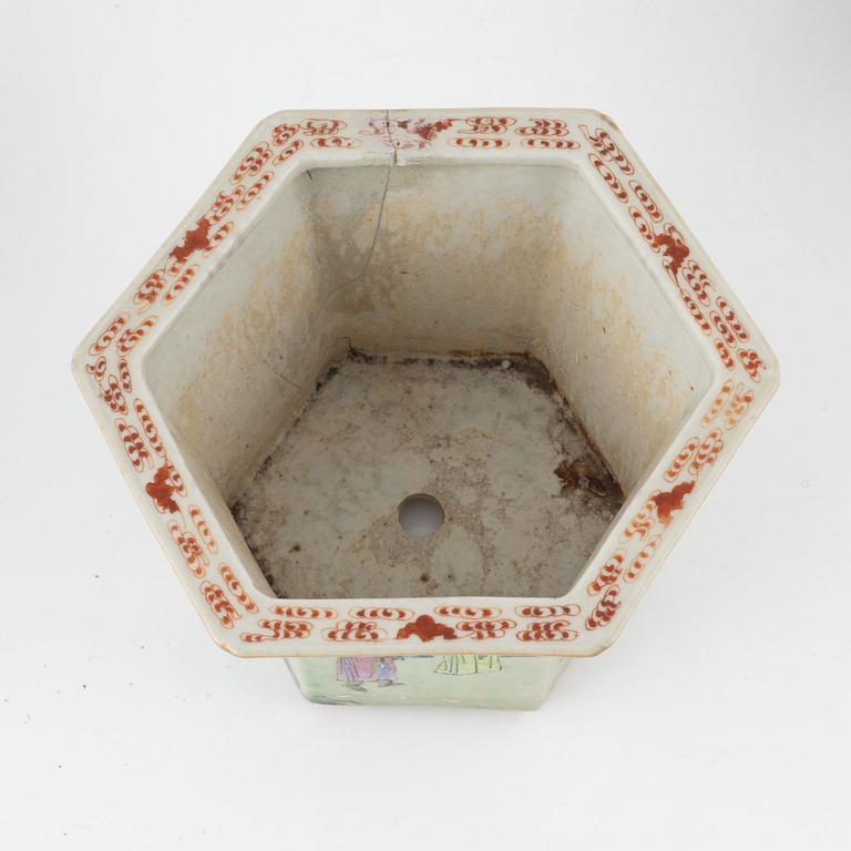 Three porceain flower pots, China, Qing dynasty, second half of the 19th century and around 1900.