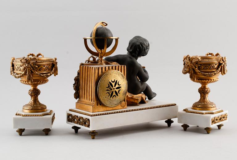 KLOCKGARNITYR, 3 delar, marmor och mässing, Louis Seizestil, Frankrike, 1800-talets andra hälft.