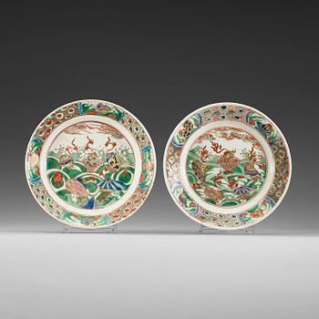 1481. Two famille verte dinner plates, Qing dynasty, Kangxi (1662-1722).