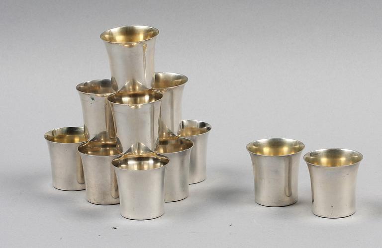 SUPMUGGAR, 12 st, silver, bl a CG Hallberg, Stockholm, 1945-1947, 292 g.