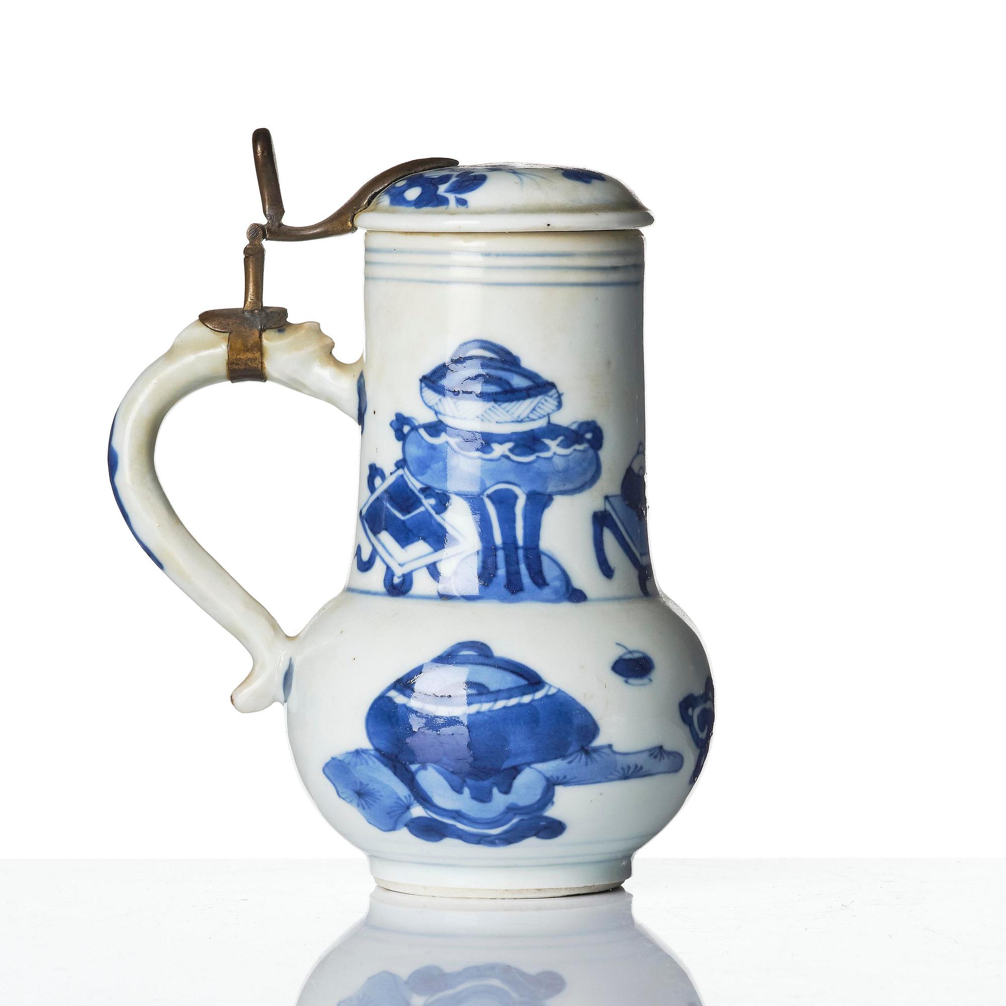 Kanna med lock, porslin. Qingdynastin, Kangxi (1662-1722).