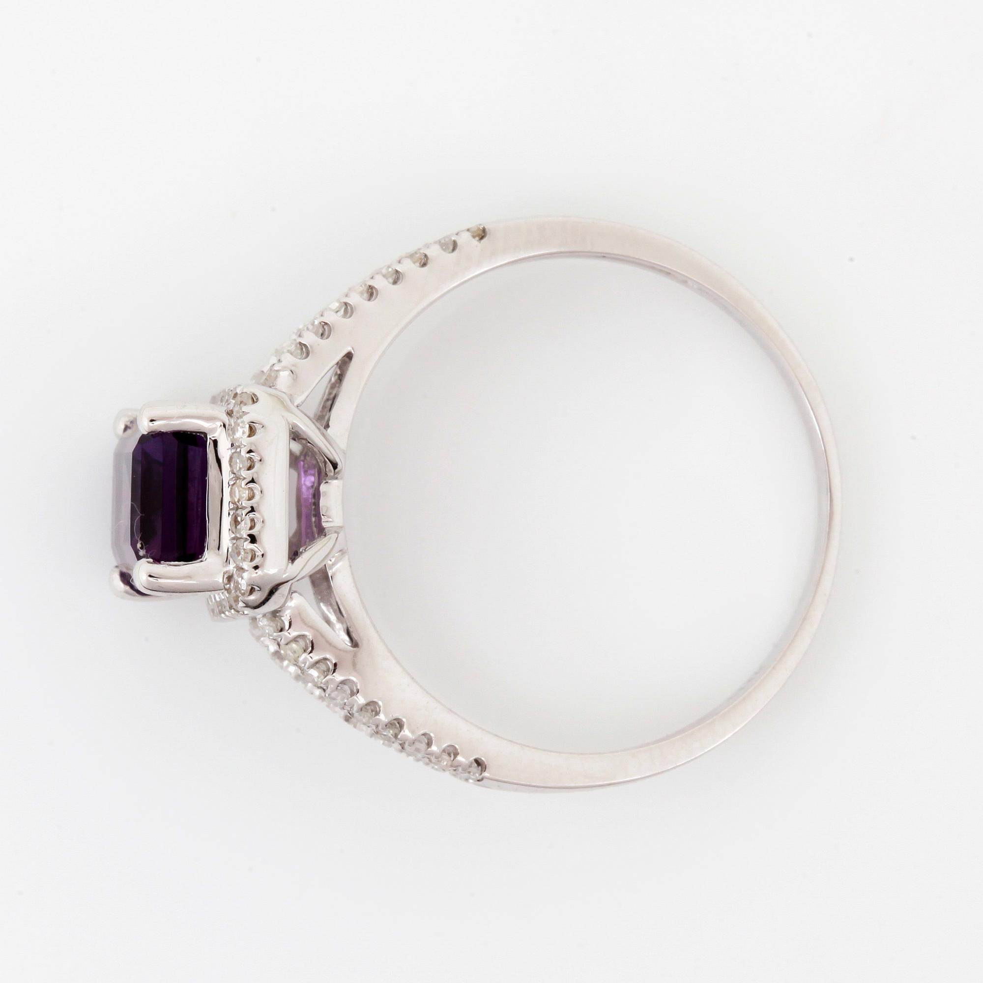 RING, 14K vitguld med ametist ca 8x6 mm och diamanter tot 0,25 ct. Vikt 2 gram.