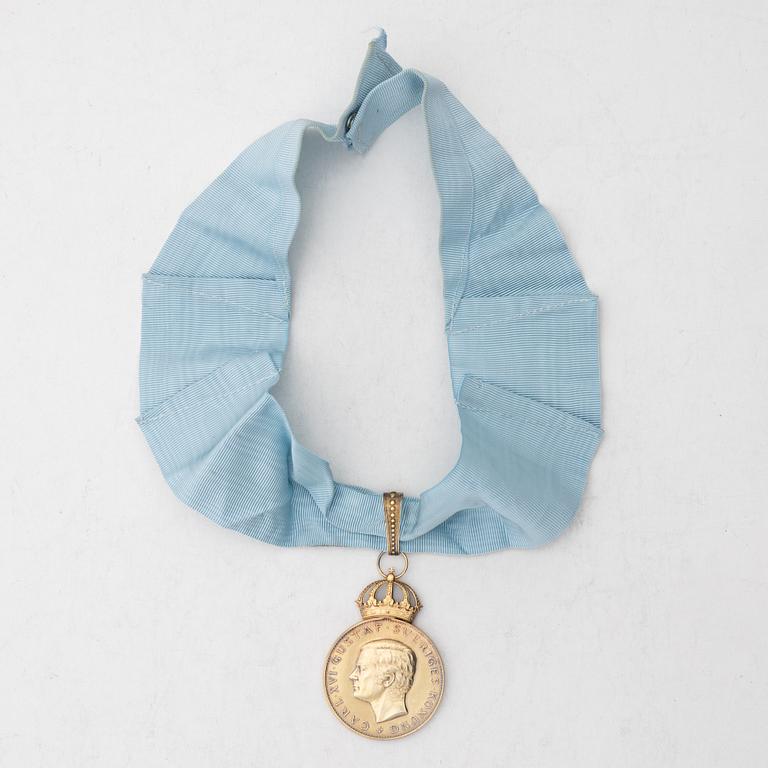 Carl XVI Gustav, H.M. Konungens medalj, 12:e storleken, förgyllt finsilver, med Serfimerordens band. 1994.