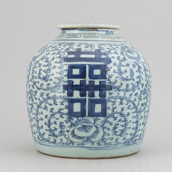 A blue and white jar, Qing dynasty, 19th Century.